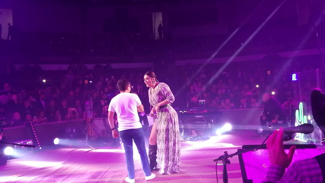Yuridia canta con niño en Ags.
