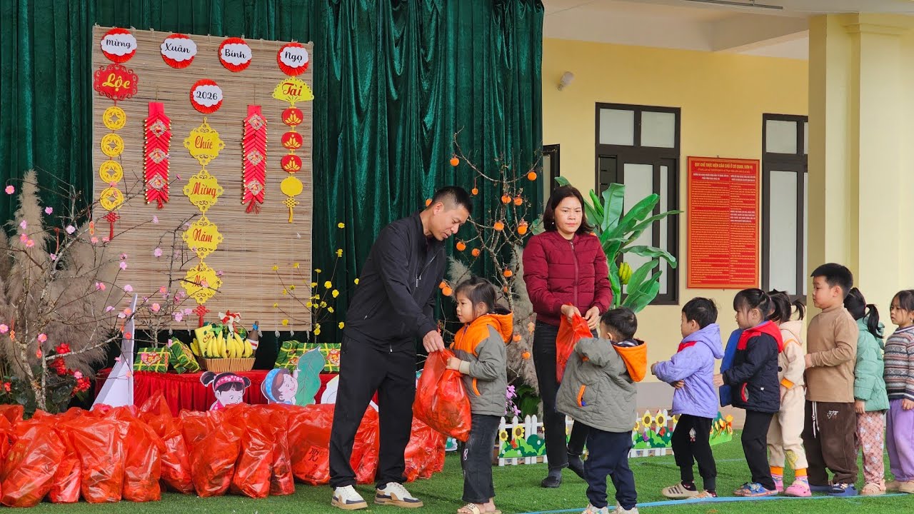 Hơn 200 Xuất Quà Tết Của Đoàn Chị Phương Ở Hải Phòng Trao Tặng Các Cháu Nhỏ Mầm Non.Mí Tủa VLOG