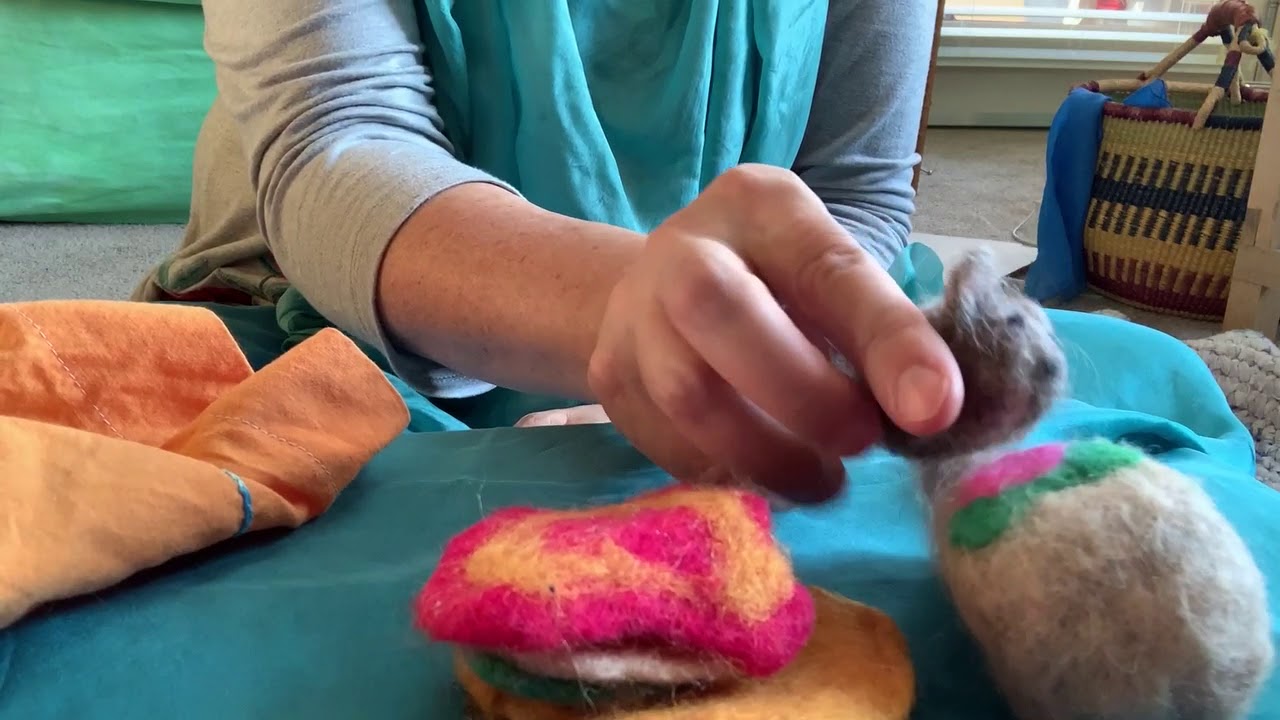 Mouse eats his lunch:  a Waldorf puppet play