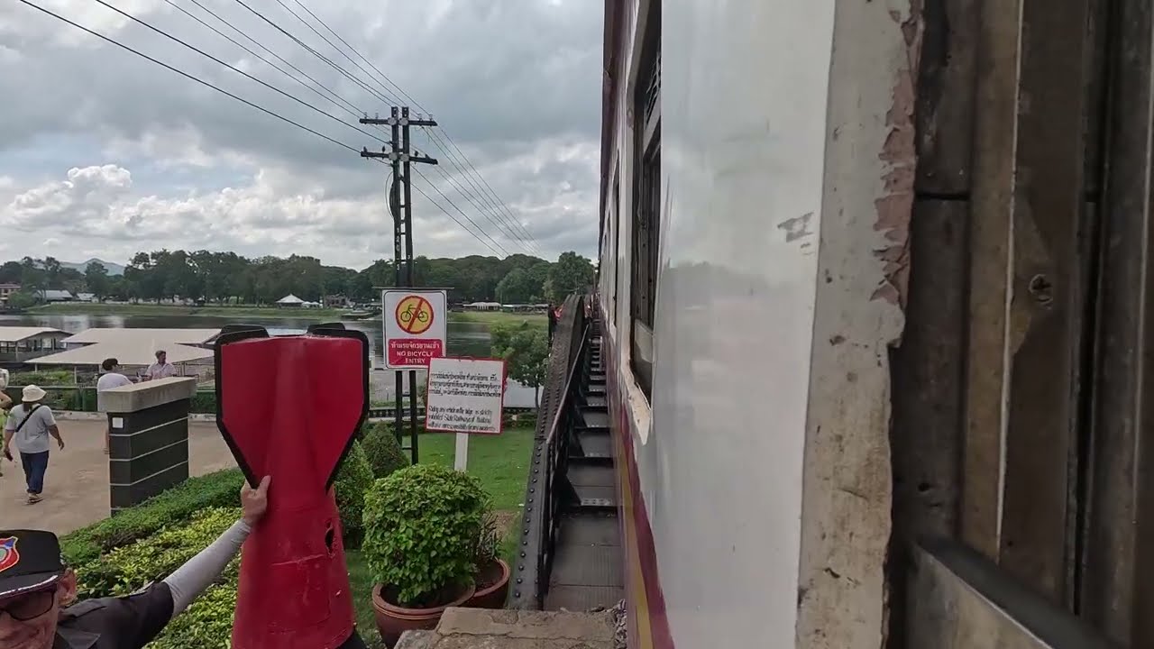 Thailand - Kanchanaburi - die Br&uuml;cke am Kwai aus der Zugperspektive