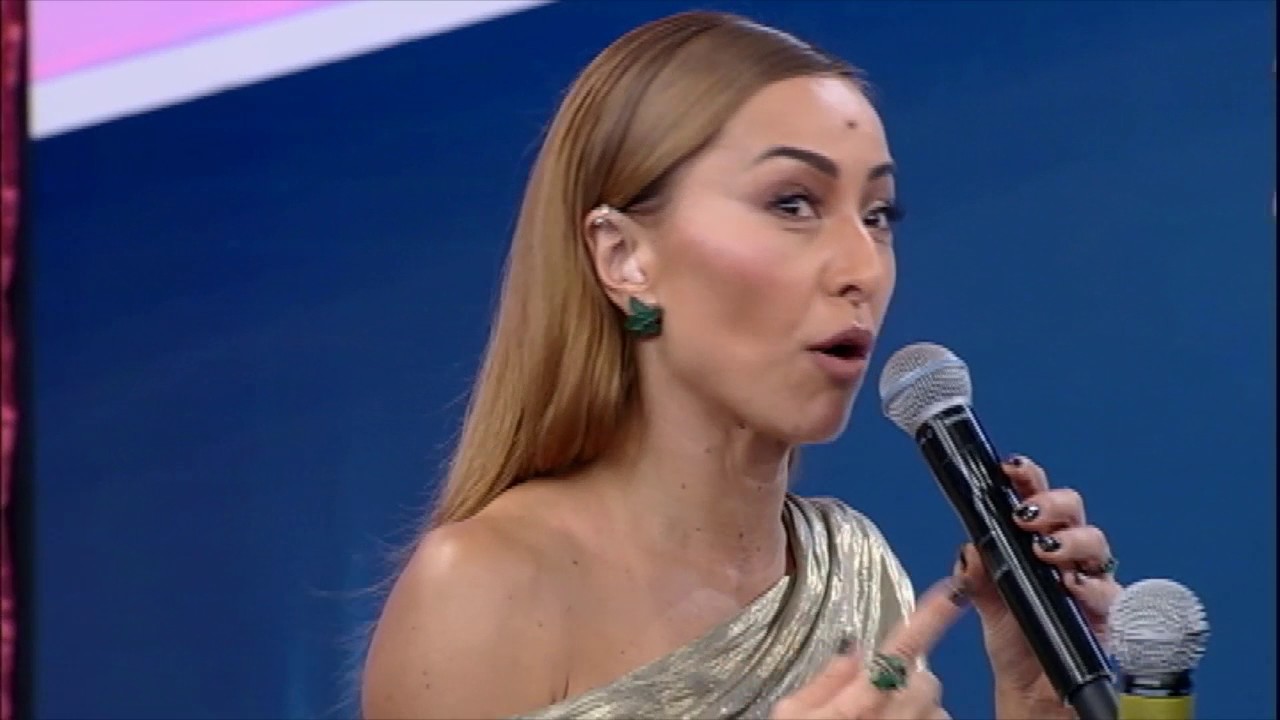 Marcelo Rezende recebe homenagem dos fãs e ganha ‘presente’ da Sabrina Sato
