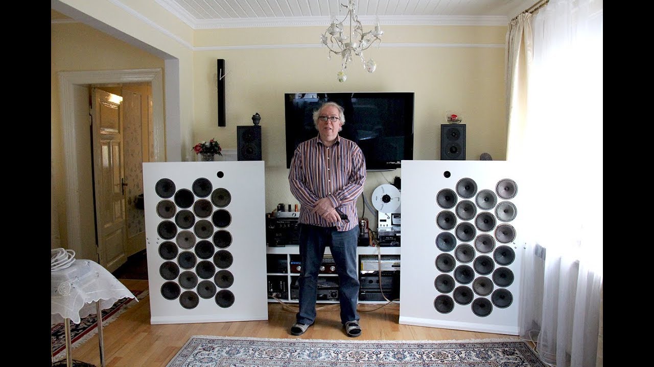 Papa testet zum ersten Mal seine selbstgebauten Lautsprecher