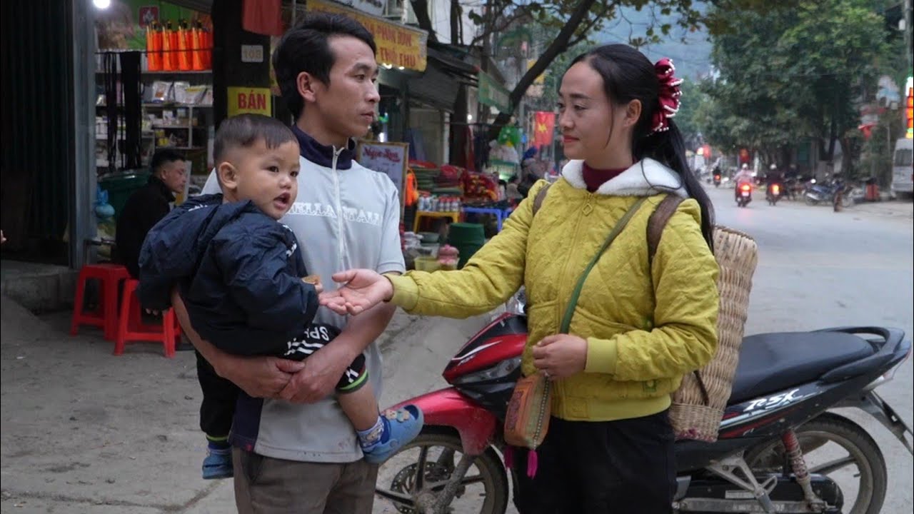 Who is the strange man who suddenly holds the single mother's child? - What will happen? |Anh Hmong