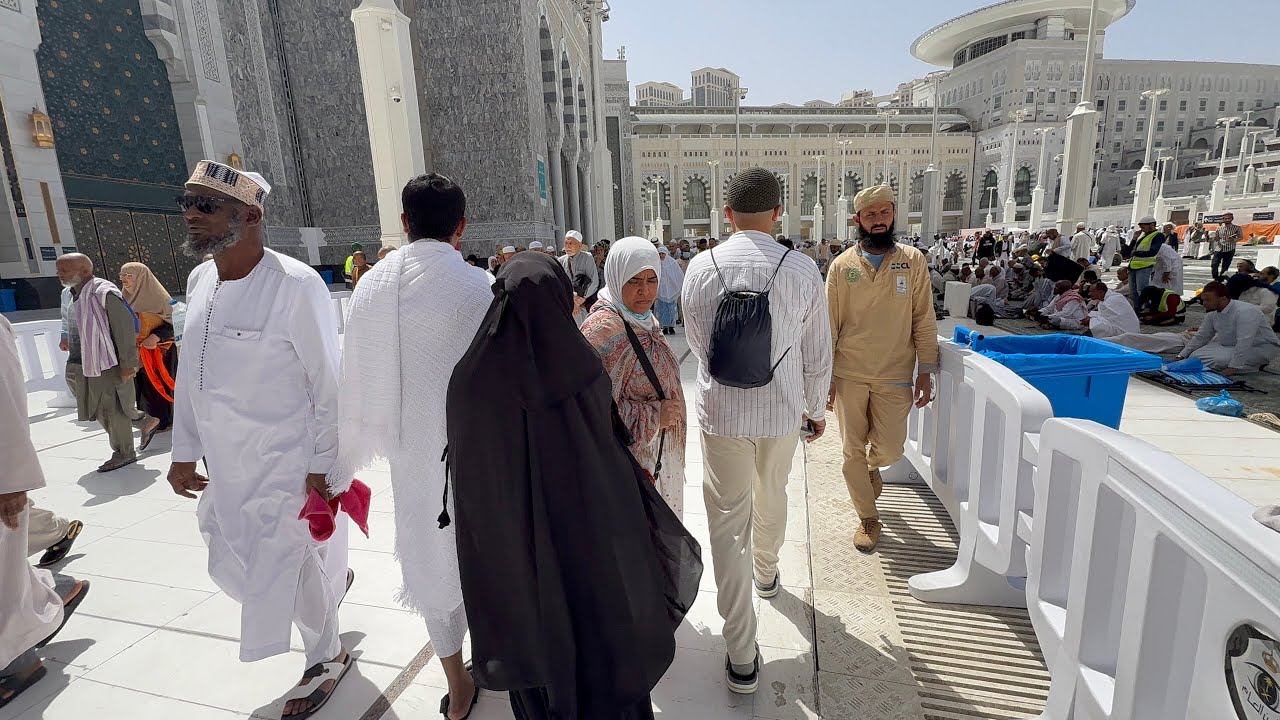 Walking in Makkah Masjid Ul Haram in Ramadan 