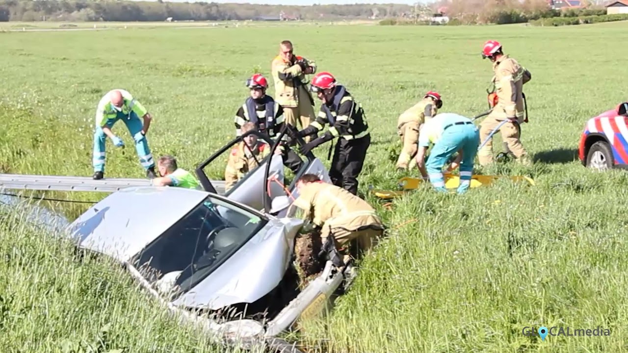 Zwaar ongeluk in Den Hoorn op Texel. Auto met vijf inzittenden raakt te water * 12-05-2021