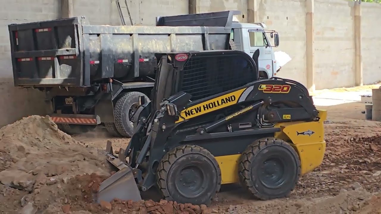 MINI CARREGADEIRA NEW HOLLAND L320 CARREGANDO CAMINHÃO 