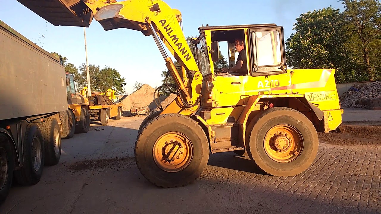 Ahlmann az10 laad vrachtwagen met puin