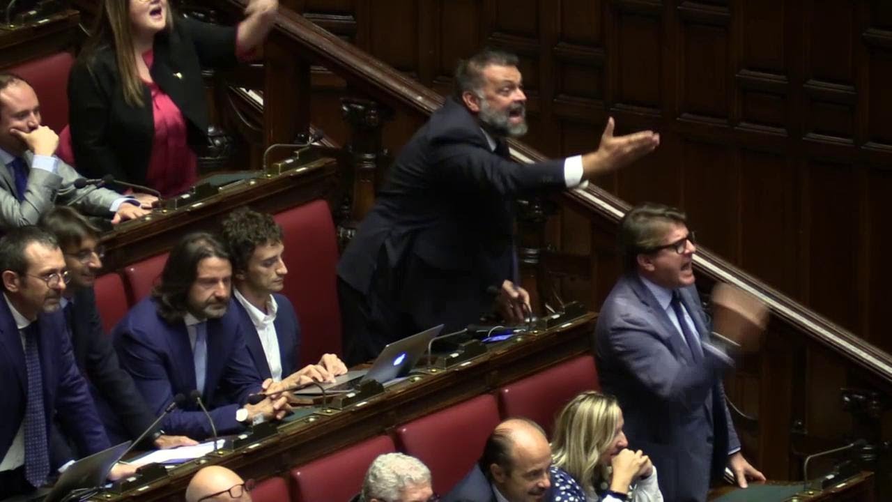 Governo, Conte: ''Volgare dire noi imbullonati alla poltrona''. E scoppia la bagarre