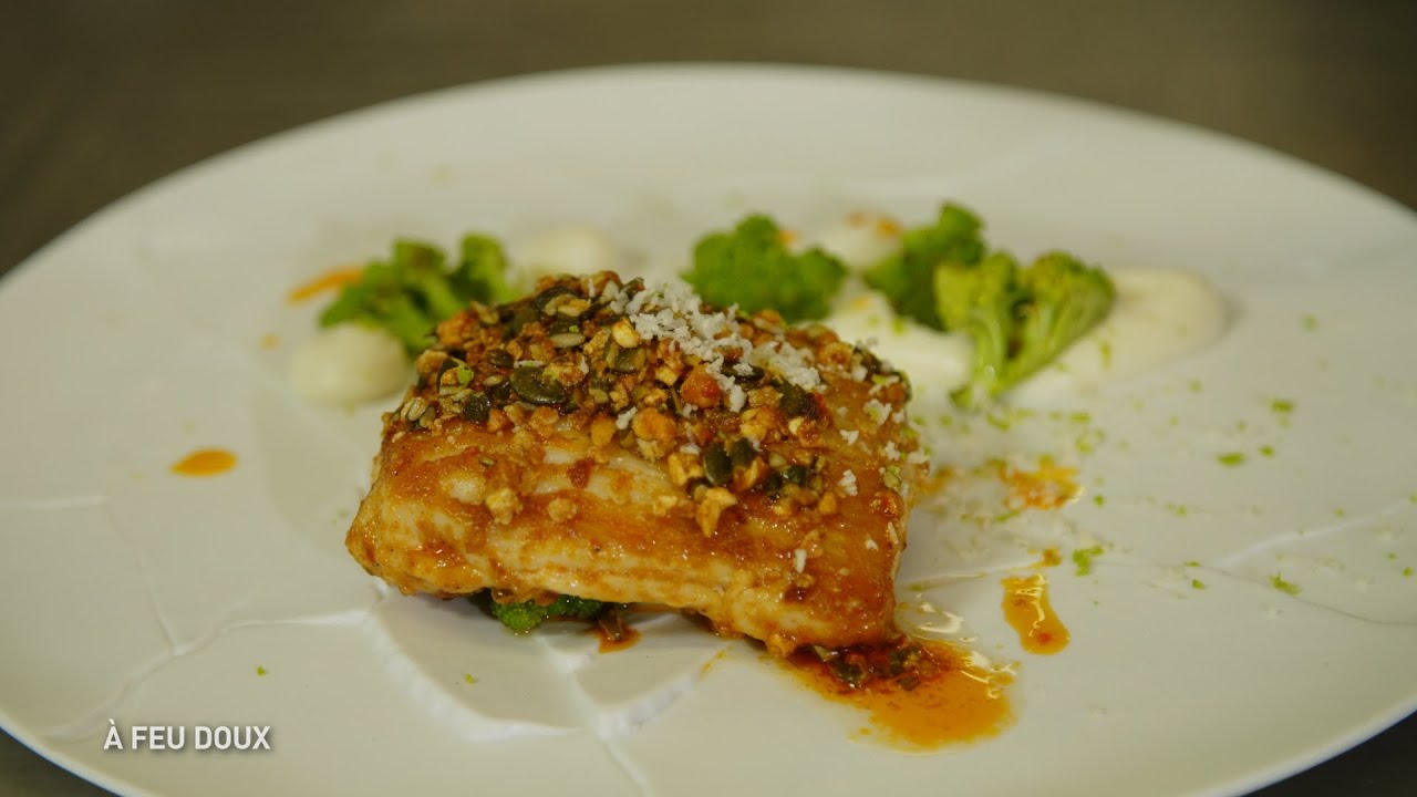 Aile de raie au saté, crème de chou-fleur et chou romanesco rôti