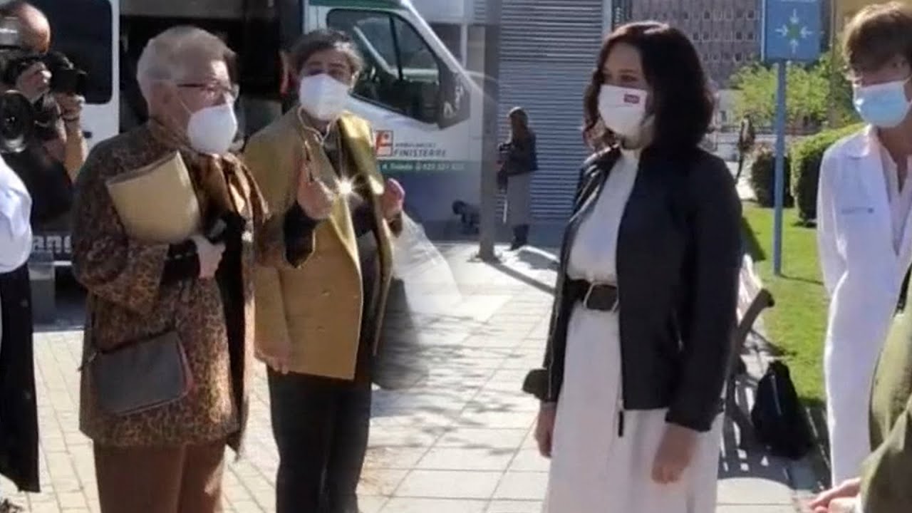 Dos mujeres reprochan a Ayuso la mala gestión de la sanidad madrileña: 