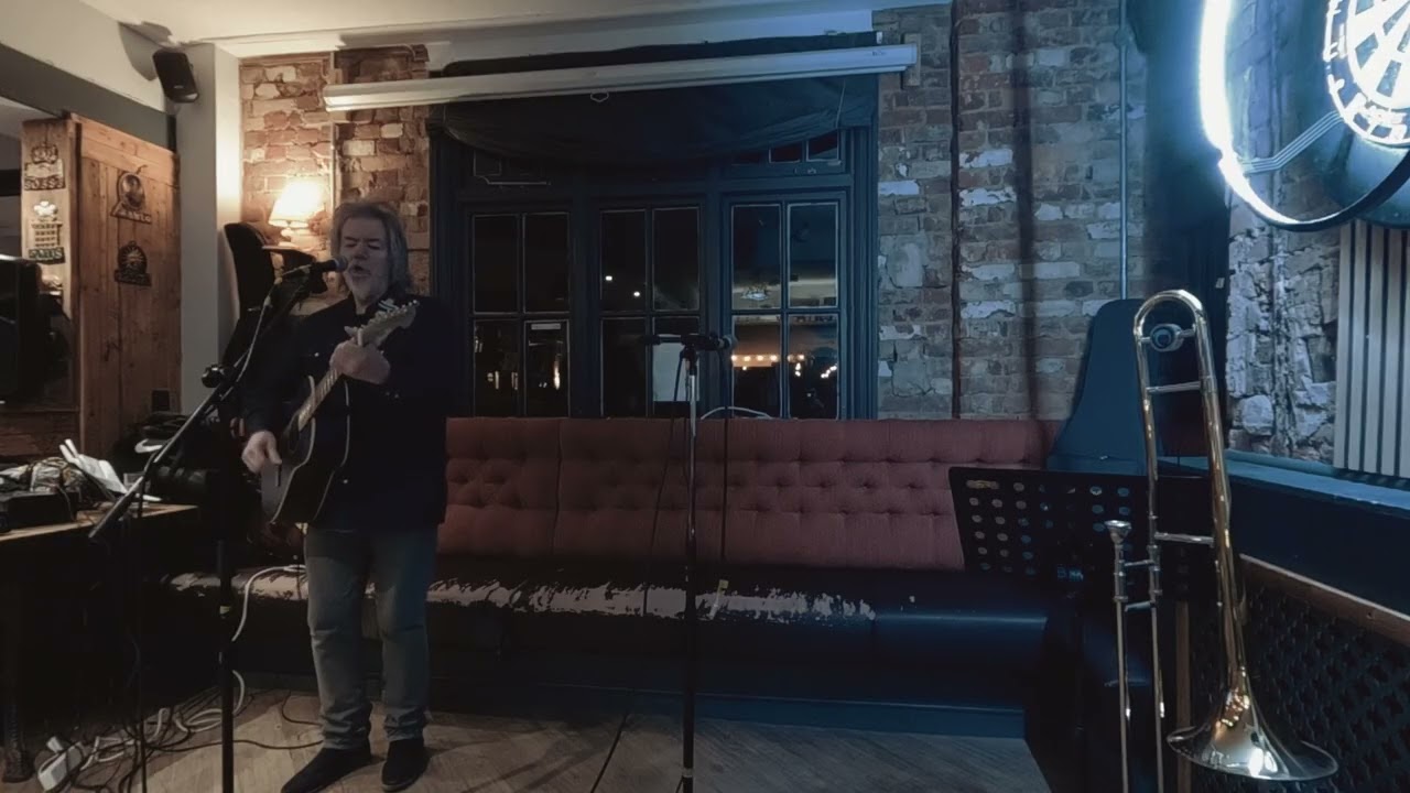 Brian Barry - Its Now Or Never (Elvis Presley) The Blackhorse 05/01/26