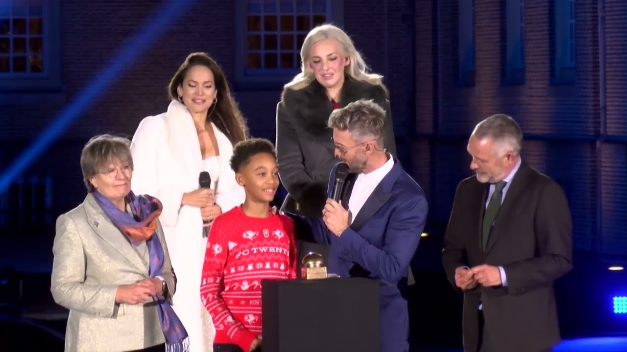 Nationale Kerstboom feestelijk ontstoken op Paleis het Loo