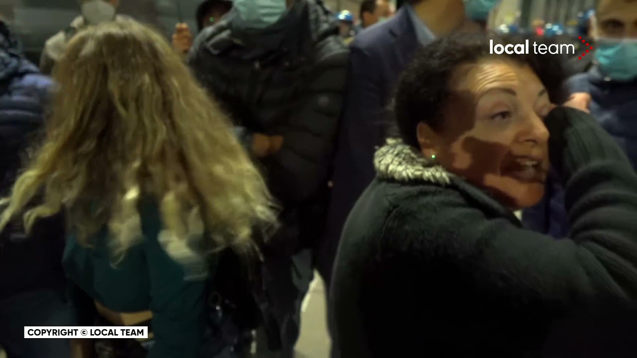 No Green Pass, tensione h 20.30: manifestante in lacrime