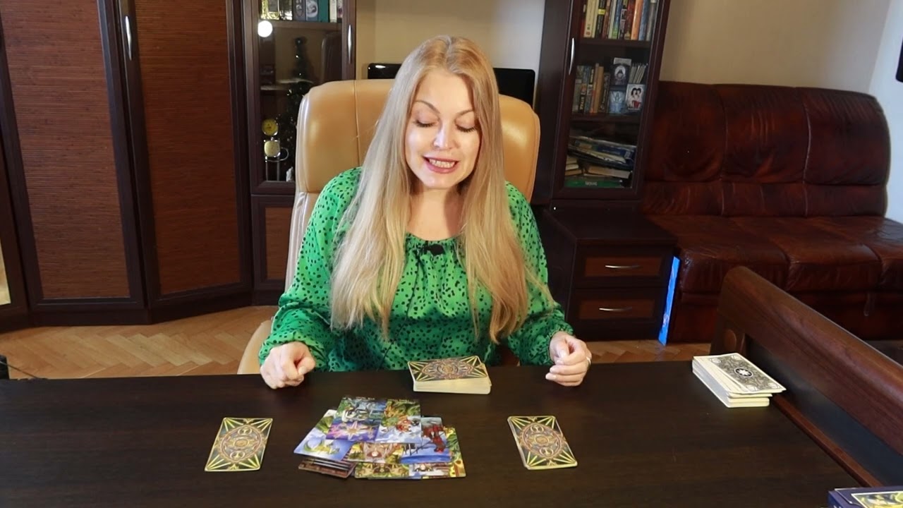 Кому ты нравишься, но человек молчит. Расклад Таро. Гадание Онлайн