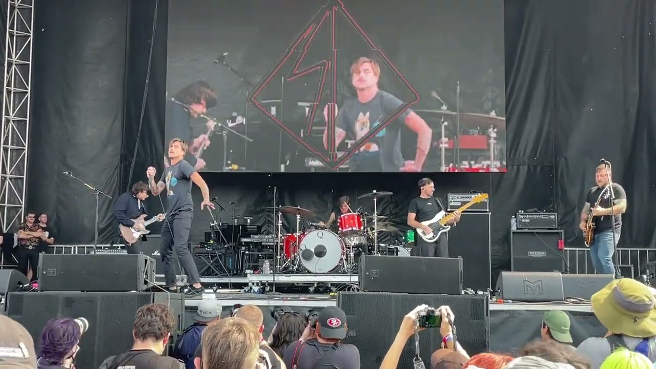 LS Dunes - Bombsquad (first ever song live @ Riot Fest 2022)