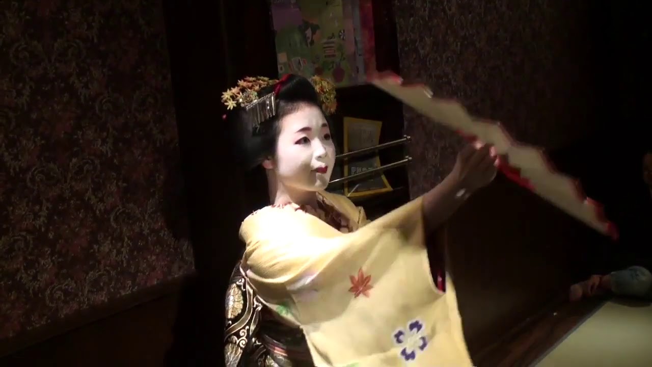 Maiko Tomitsuyu Dance - 舞妓