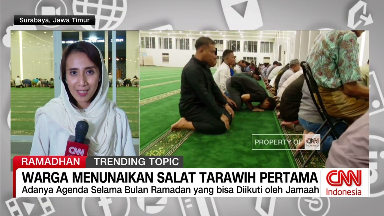 Warga di Surabaya Menunaikan Salat Tarawih Pertama