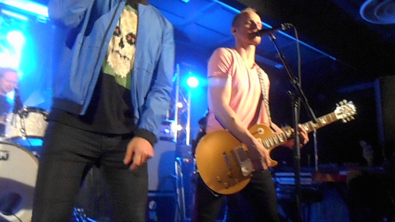 Neljänsuora - Katson sineen taivaan/satulinna