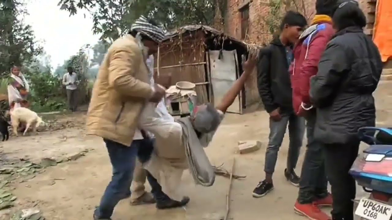 लड़कों ने बूढ़े को lathar lathar कर पीटा 75 के उम्र में इश्क लड़ा रहा है ये कलयुग के बूढ़े है भाई सर