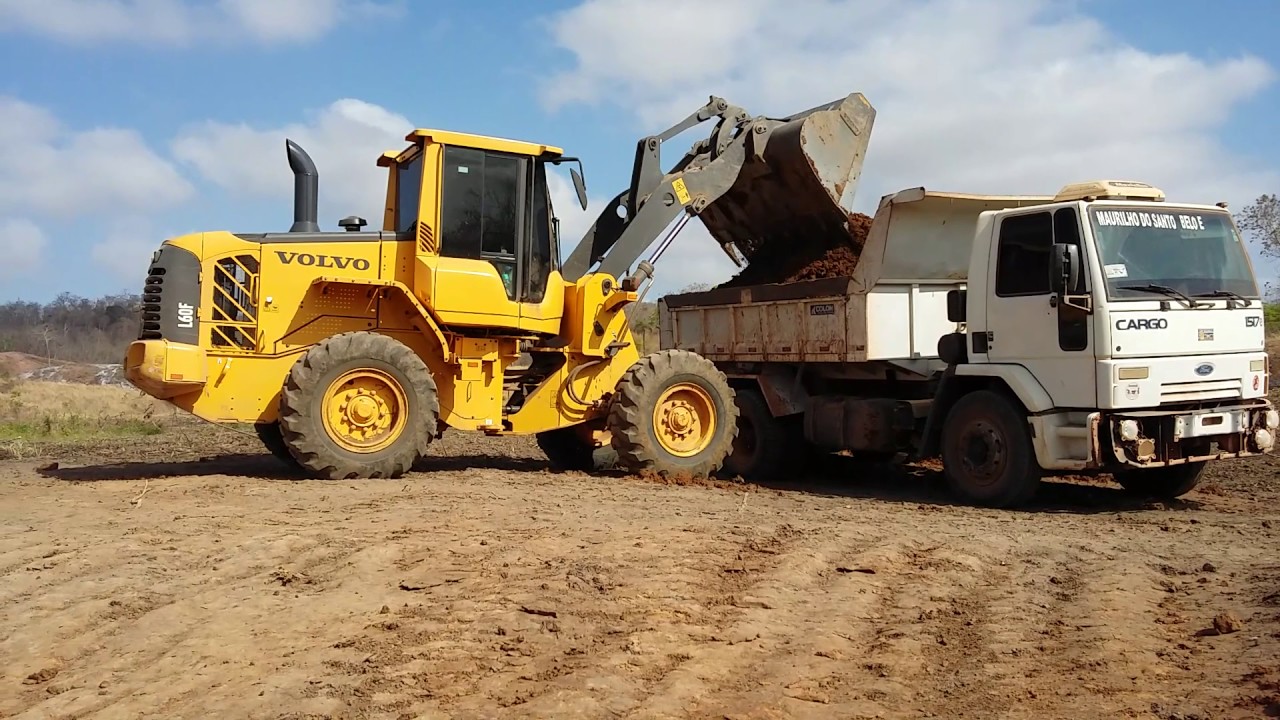 Carregadeira Volvo l60f limpando açude parte 1