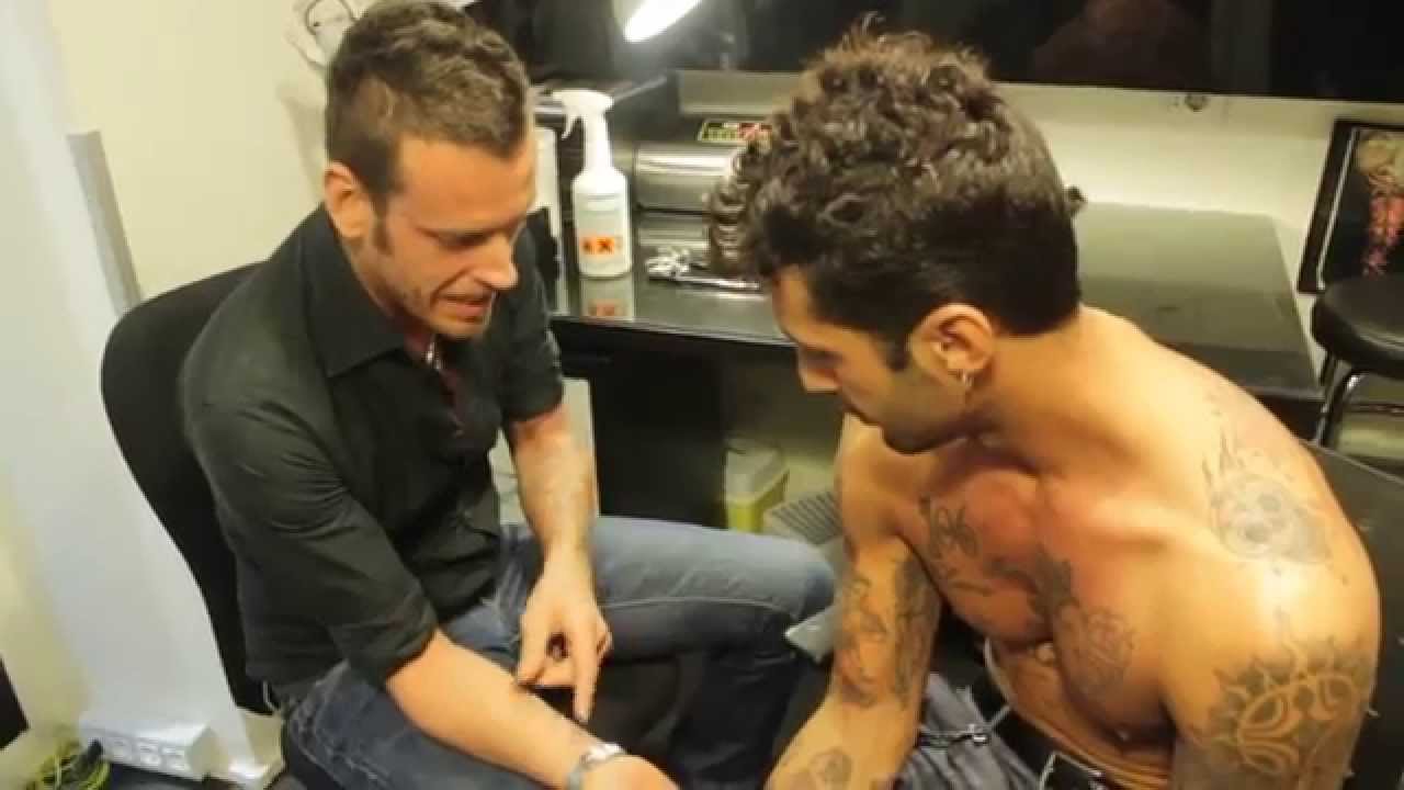 FABRIZIO CORONA A SEREGNO DA GIA' TATTOO (pt.2)