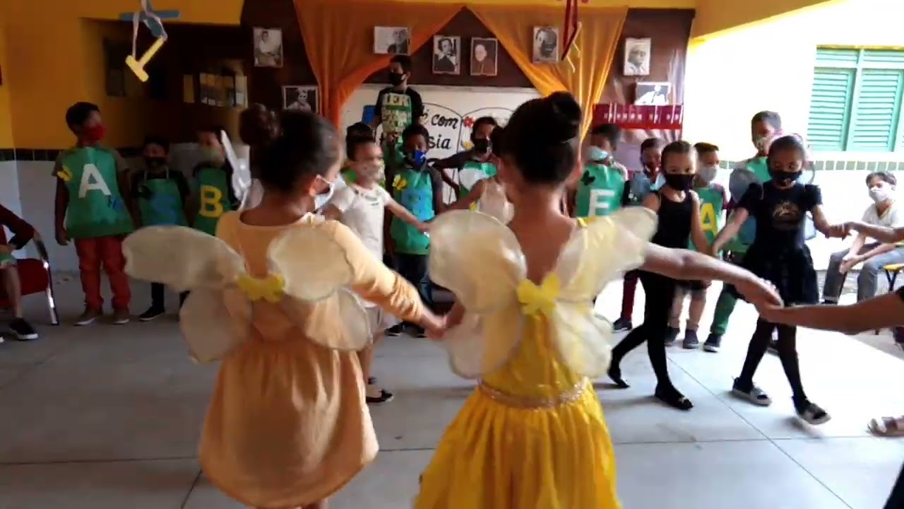 As Borboletas - Vinícius de Moraes (Apresentação da Turma do 3° ano - Professoras Isabela e Vânia