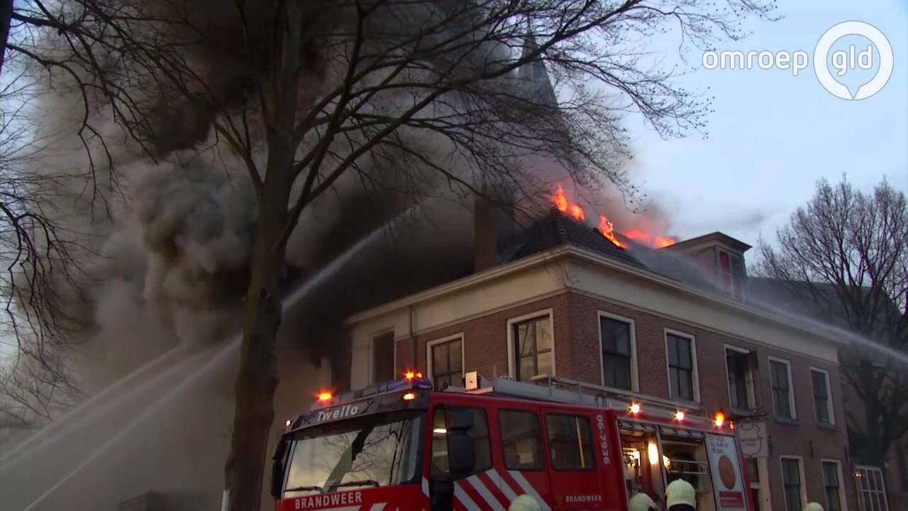 Grote brand bij restaurant Swinckels in Twello, tientallen mensen op tijd naar buiten
