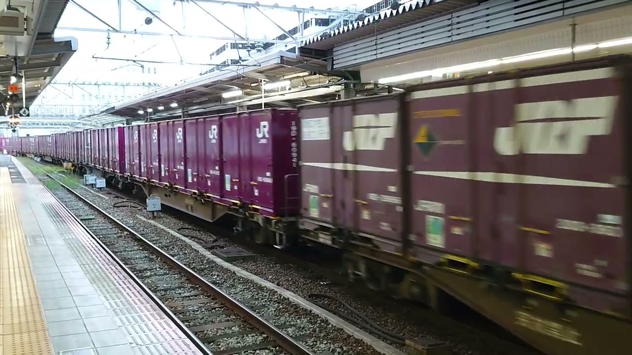 2025年10/23、JR山陽本線広島駅。上り貨物列車【1074列車】[福岡タ→岡山タ]〈牽引〉EF210-17【岡】※最後尾、海上コンテナ【One】2個積載。
