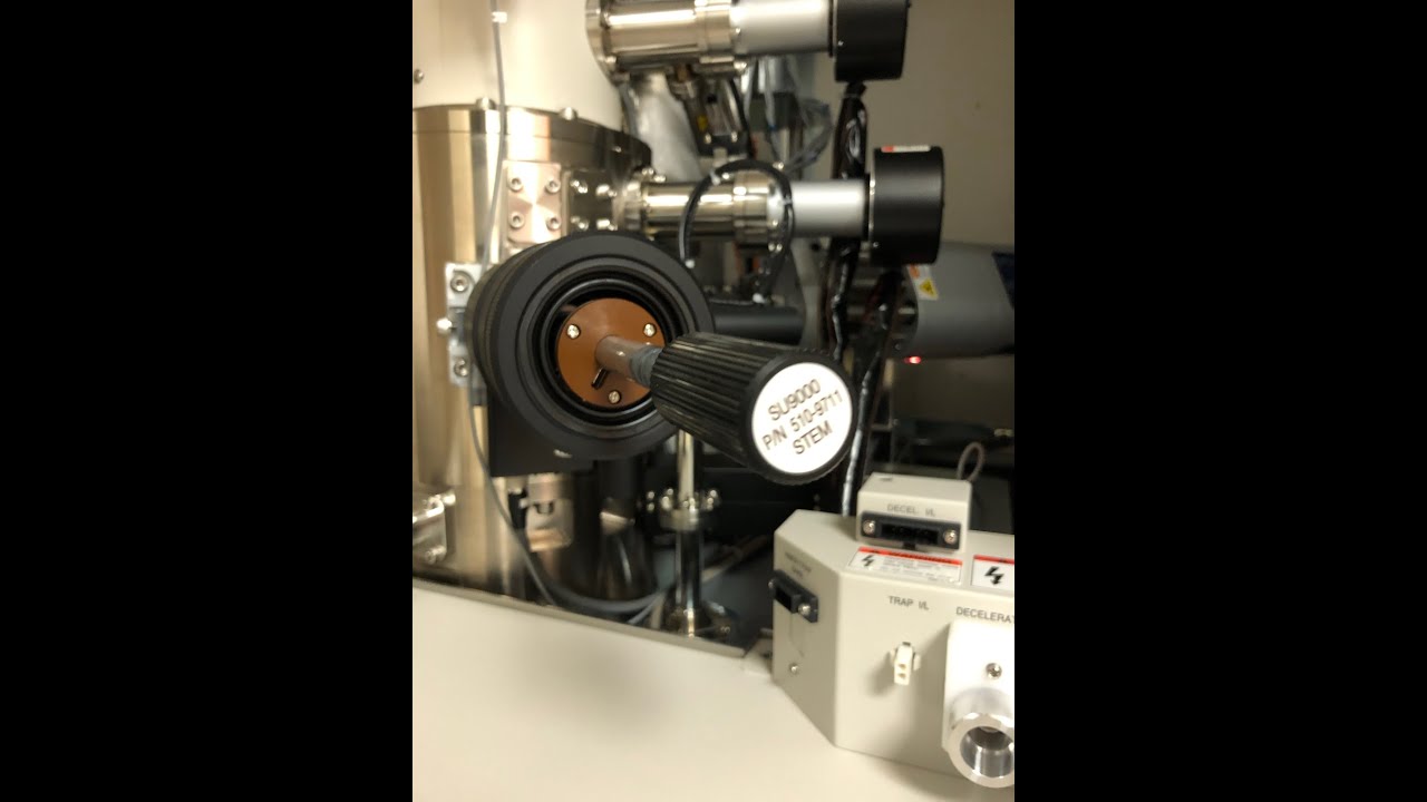 Placing the sample stage into the SU-9000