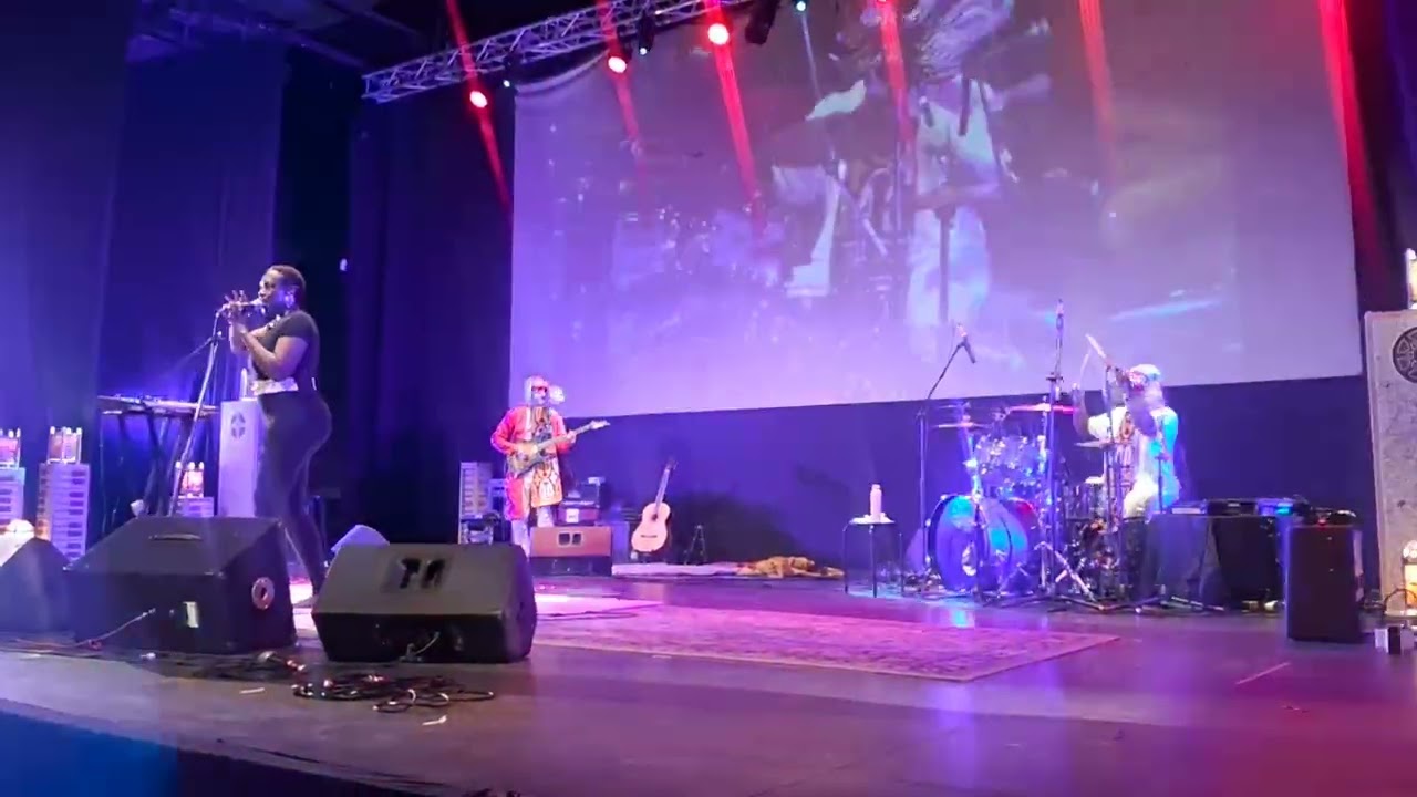 Valérie Ékoumé and The Elephants 