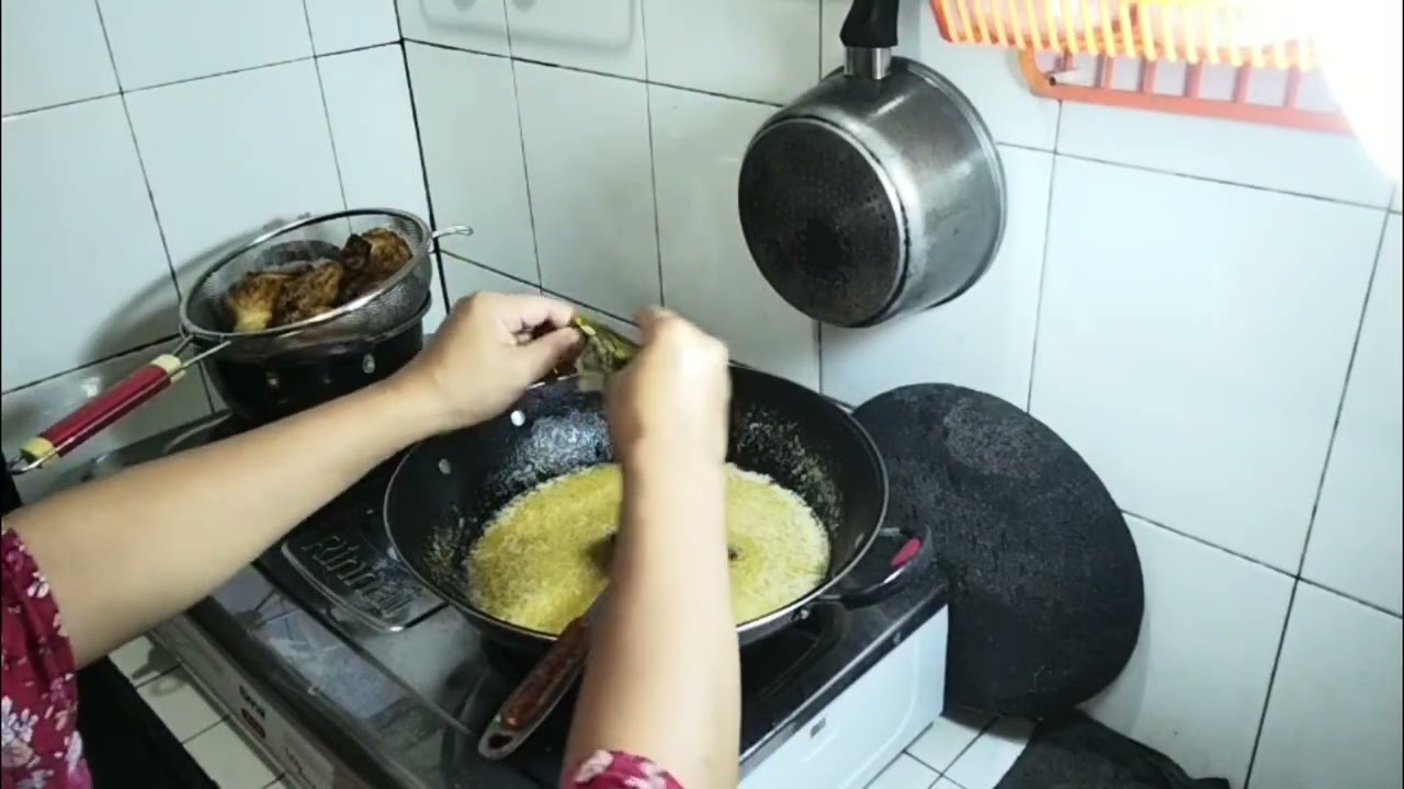Ayam kecap bawang bombay cabe iris enak !!! #masakanrumahan #masakanindonesia #ayamkecappedas 
