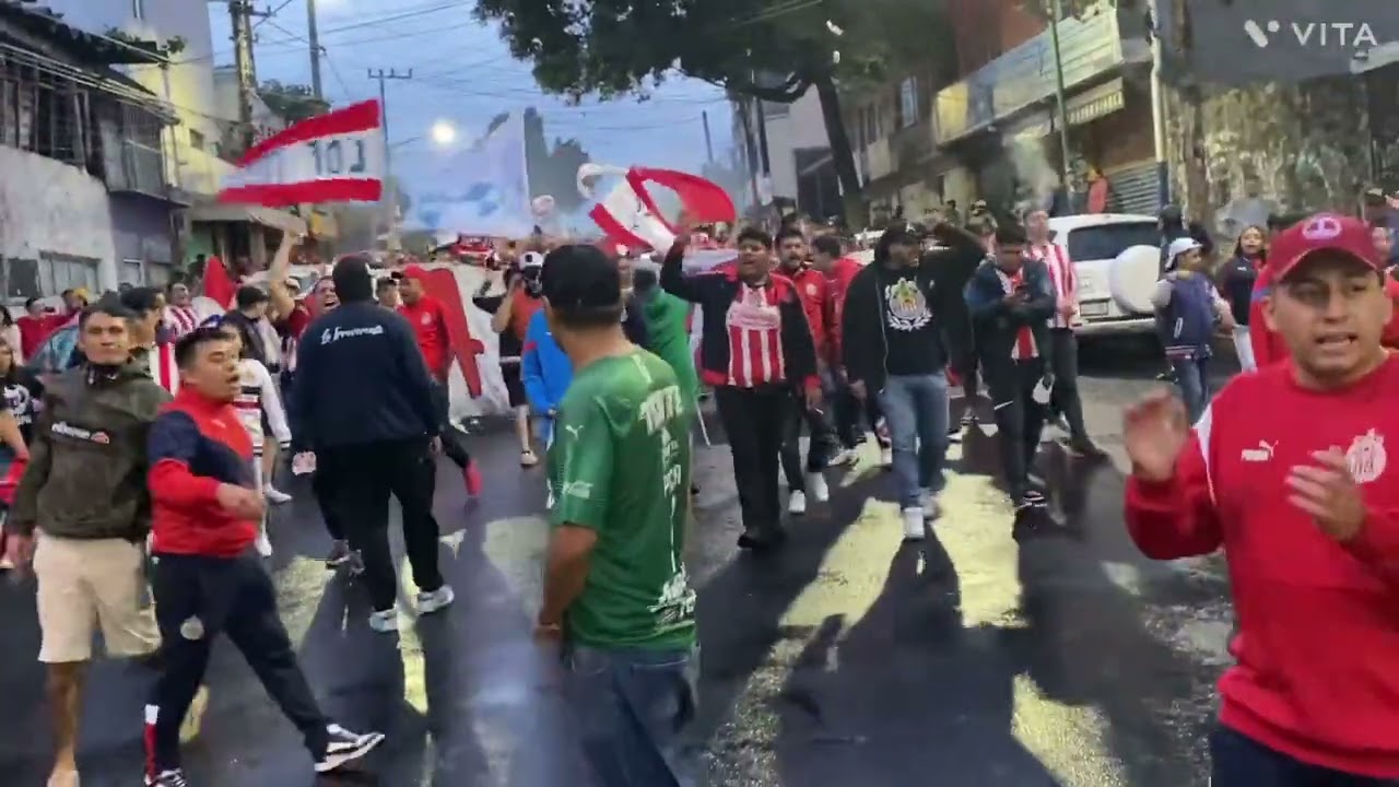 Caravana de varias porras unidas de Chivas en la Ciudad de México hacia el estadio azteca 16-09-23