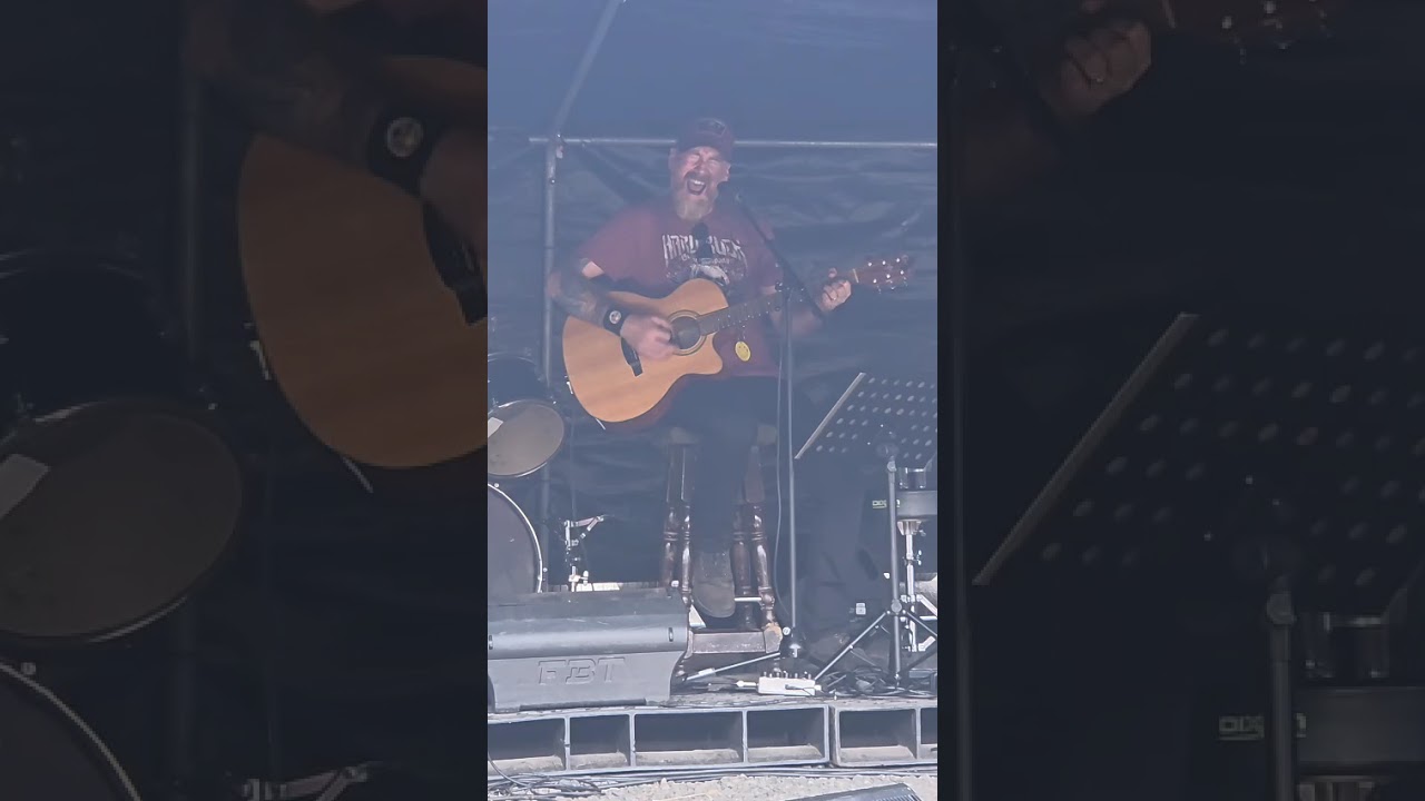 Mike Hoskins - Make me ( live - acoustic )... Down on the farm festival 10.08.25 