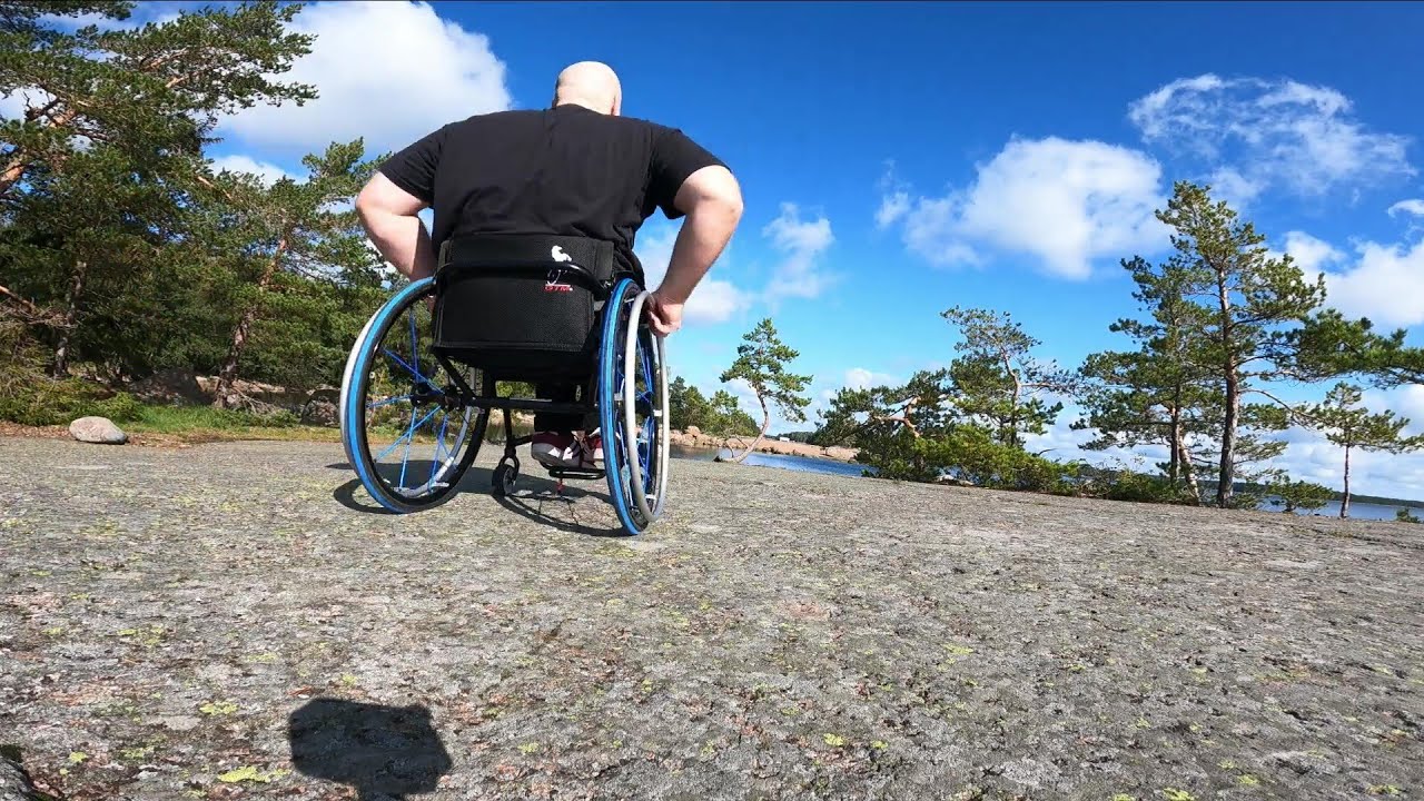 Varlaxudden esteetön virkistysalue Porvoo-Emäsalo. Kalliota, merta ja hodareita nuotiolla.