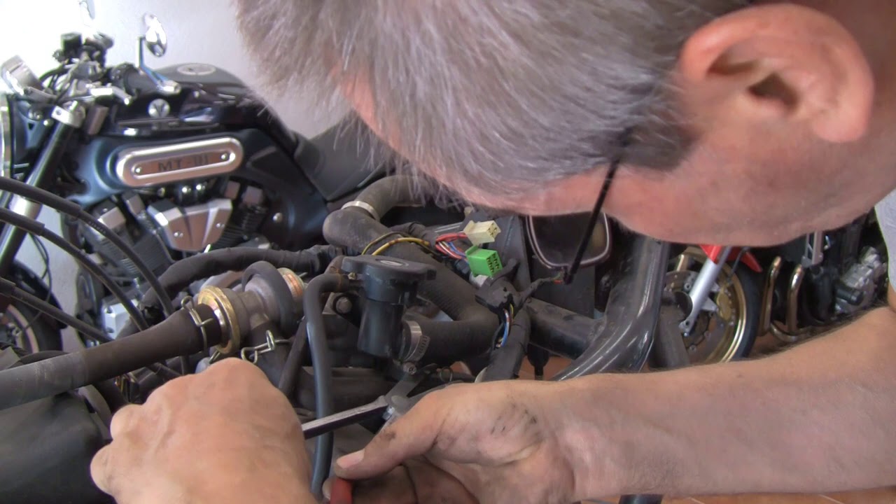 Kawasaki ER-5 -- Teil 06 -- Stripdown bis auf Rahmen mit Motor