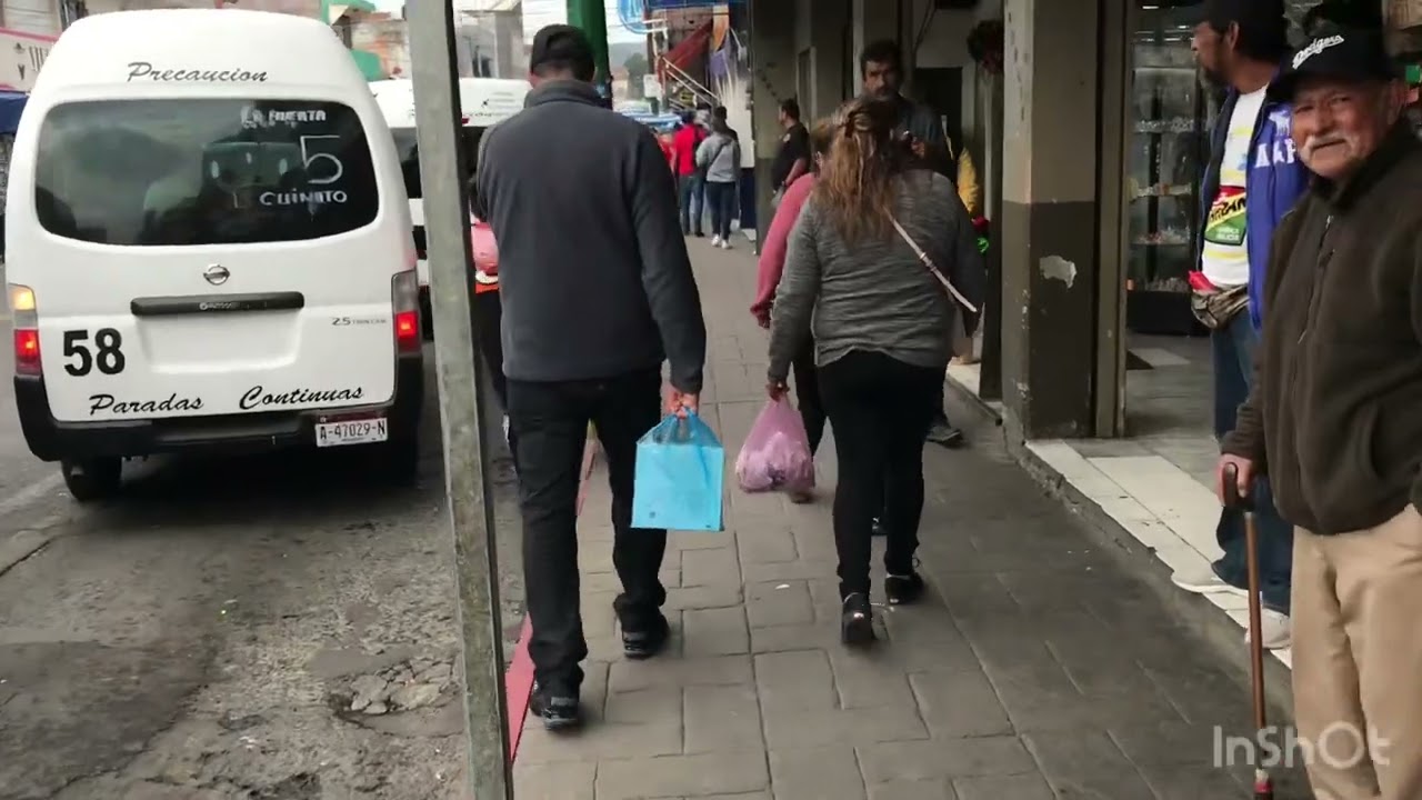 VIERNES DÍA DE COMERCIO EN LA AVENIDA MORELOS DE ZACAPU MICHOACAN MEXICO.