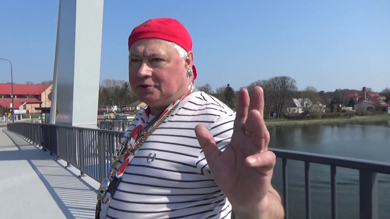 MOST ZWODZONY NAD WISŁĄ  PROWADZI NA  WYSPĘ SOBIESZEWSKĄ I DALEJ DO.... ŚWIBNA