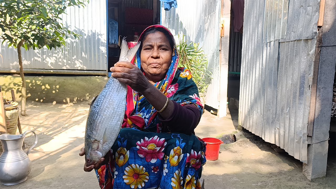 শীতের দিন বেগুন দিয়ে ইলিশ মাছ রান্না সাথে লাল লাল গাজর নতুন আলুর ভাজি ।। hilsha fish curry