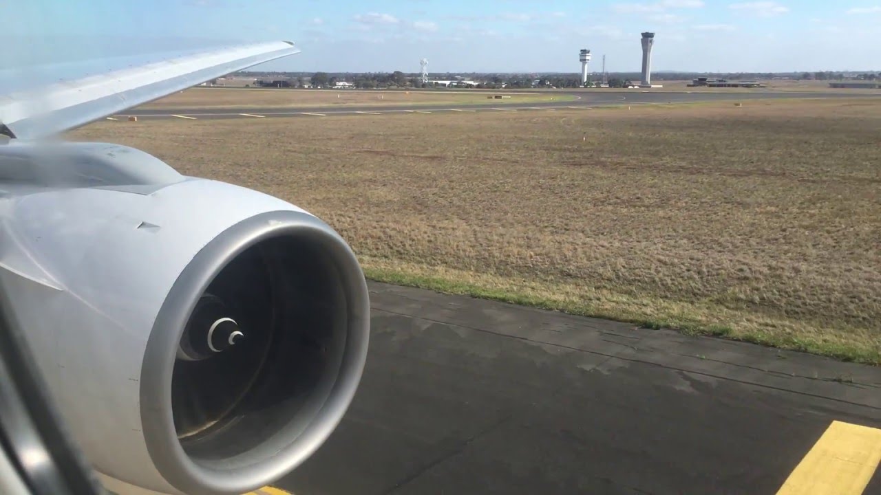 THAI B777-200ER departure takeoff taxi @ MEL Melbourne airport