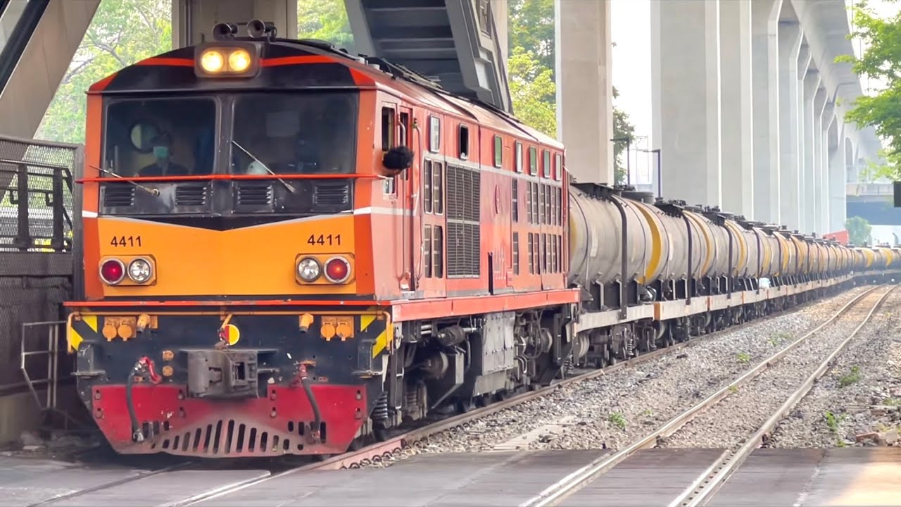 SRT. #จุดตัดทางรถไฟของไทย!? รถไฟไทยสายตะวันออกข้ามจุดตัดในวันที่มี รบน.บรรทุกหินเข้าลงหินสายแม่น้ำ