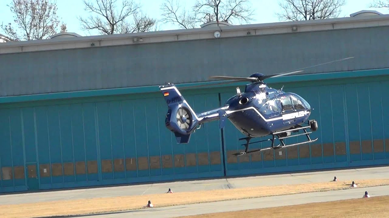 EC 135 Bundespolizei landet in Blumberg, Pilot winkt