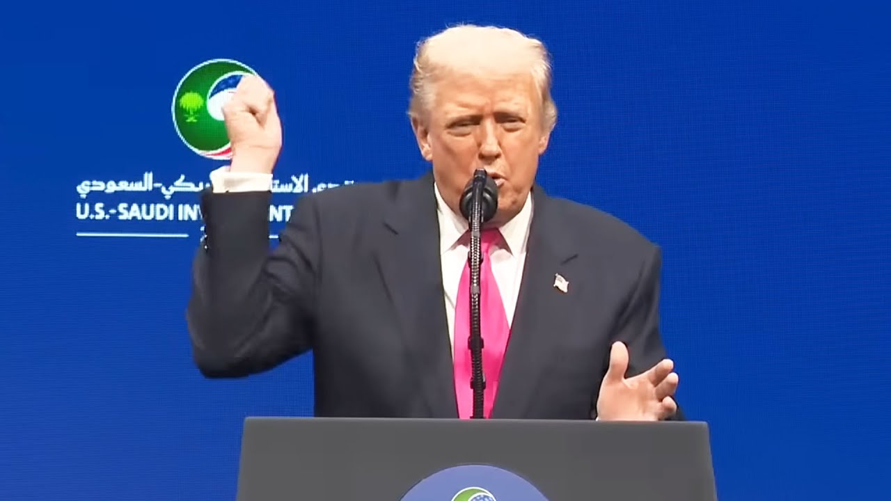 Разочарованный Трамп не может связать слова, толпа ошеломлена и замолчала