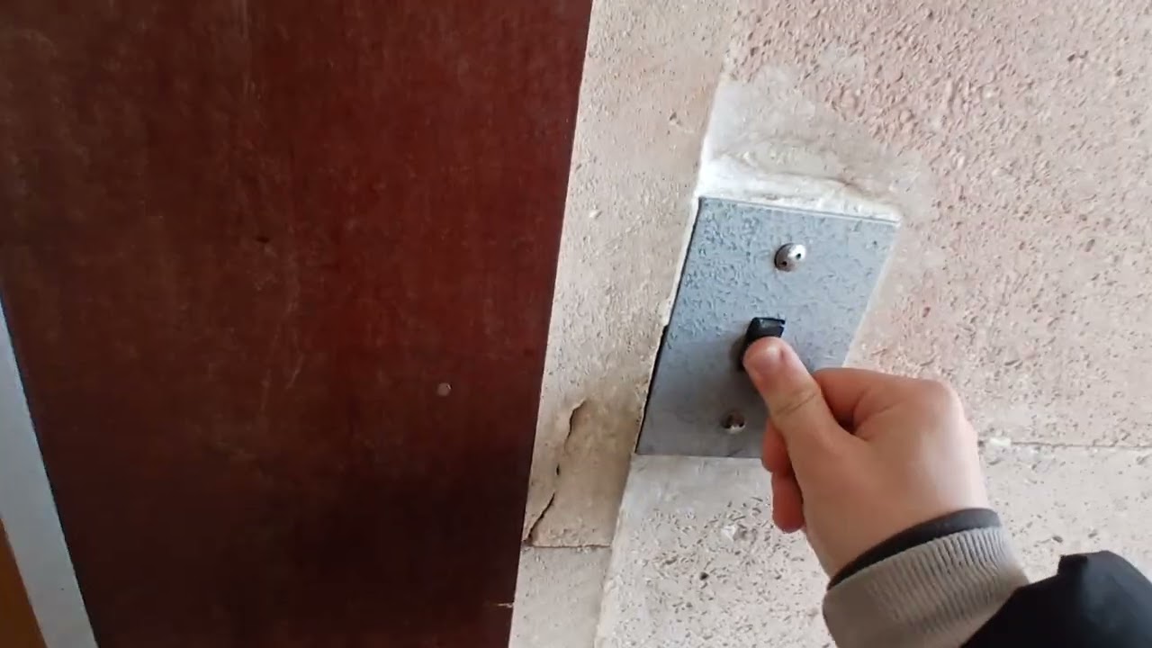 1/3.Лифты МОЭЛЗ залипайки 320 кг,2 не работают.Адрес:Скрыт