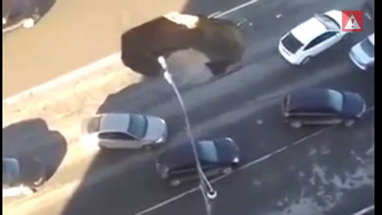 V&Iacute;DEO | Hundimiento de Tierra en plena Autopista de Rusia. 8 de Mayo 2014. Sinkhole.