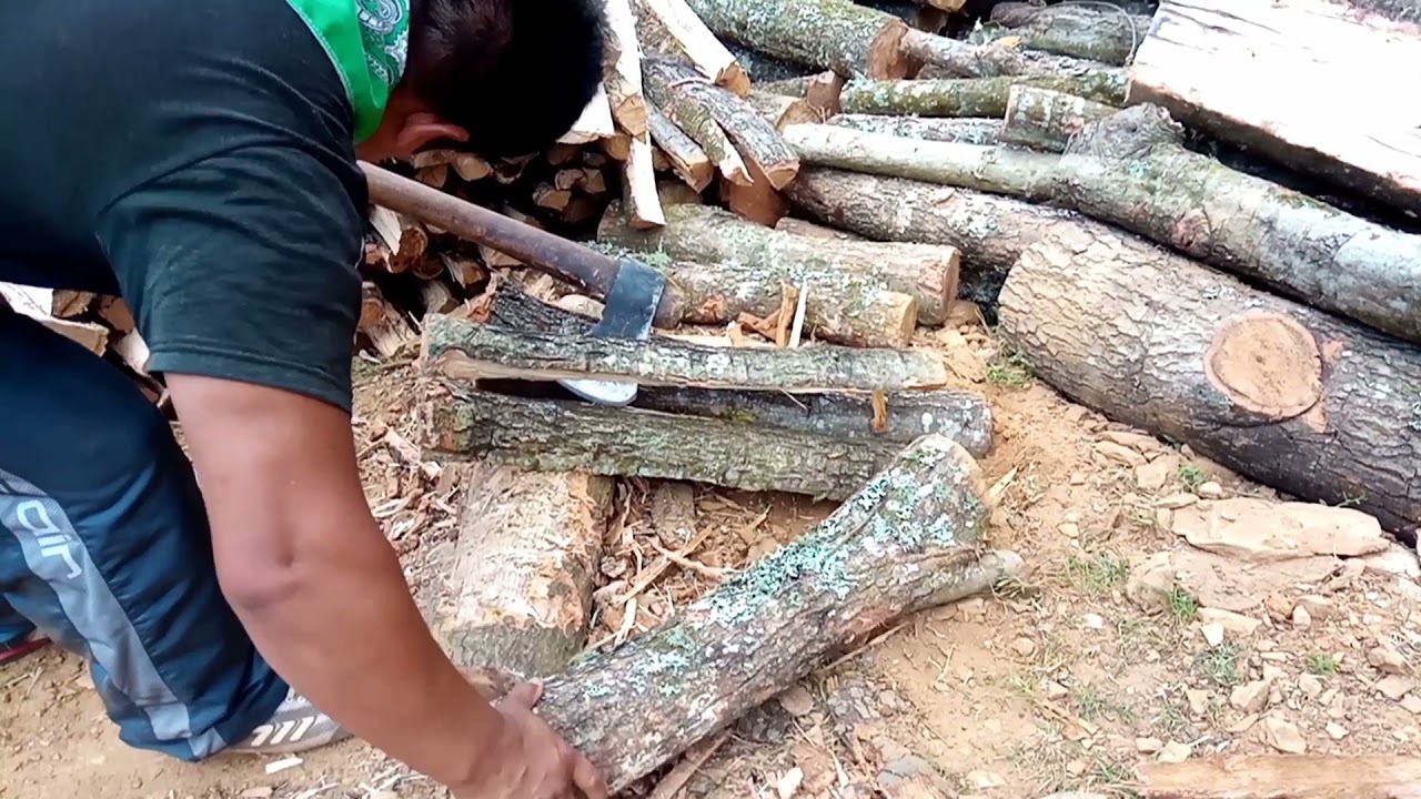 Rajando leña con el hacha para el cocina de mi esposa