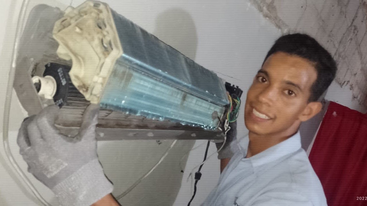 ¿Qué hago si sale agua por el aire acondicionado?