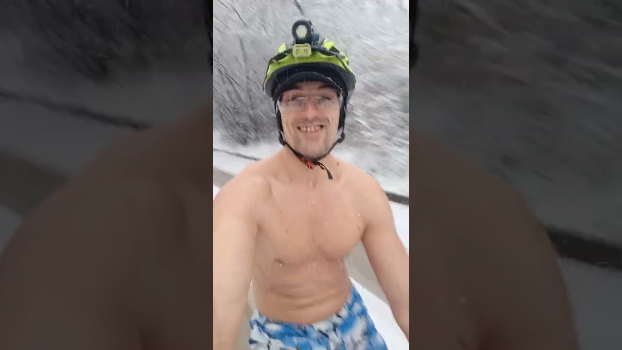 Гол в снега с велосипед 