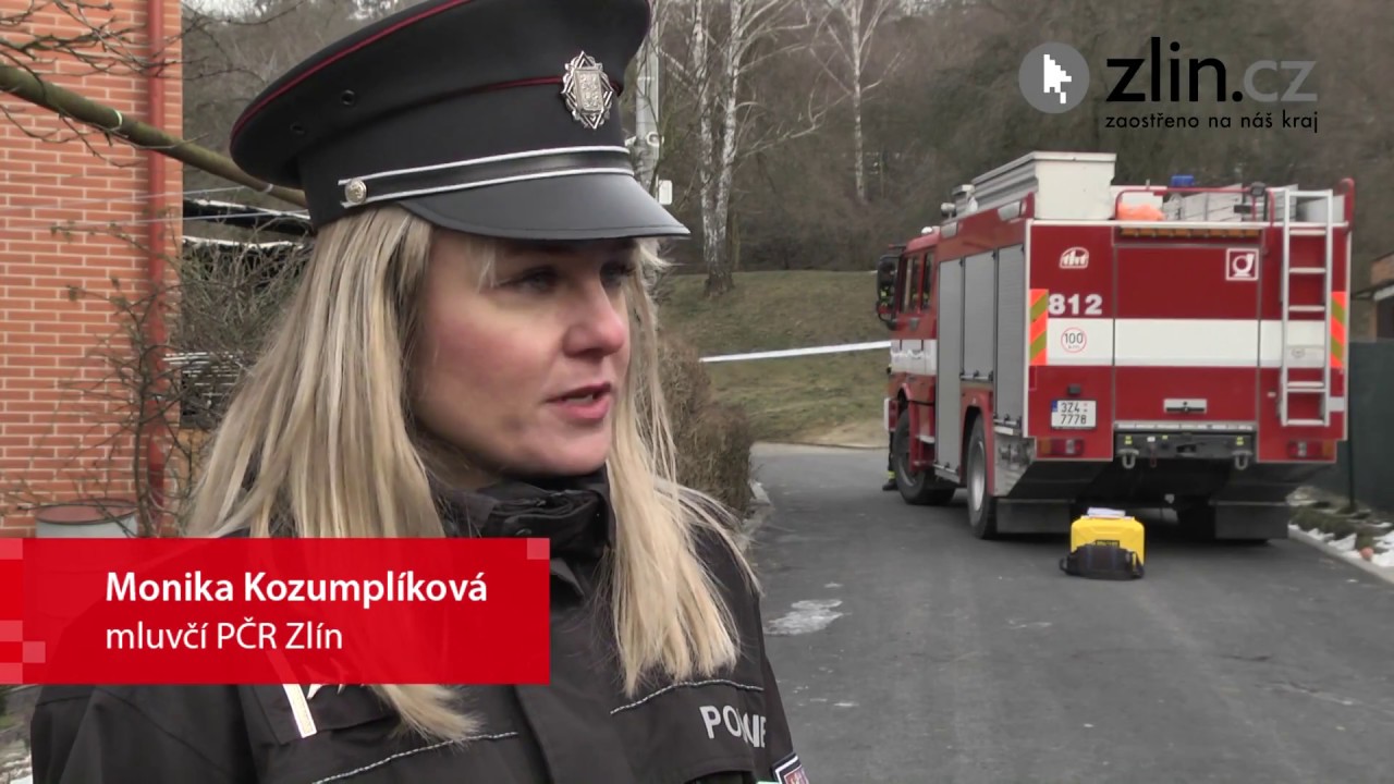 Policisté zachránili ženy z hořícího domu