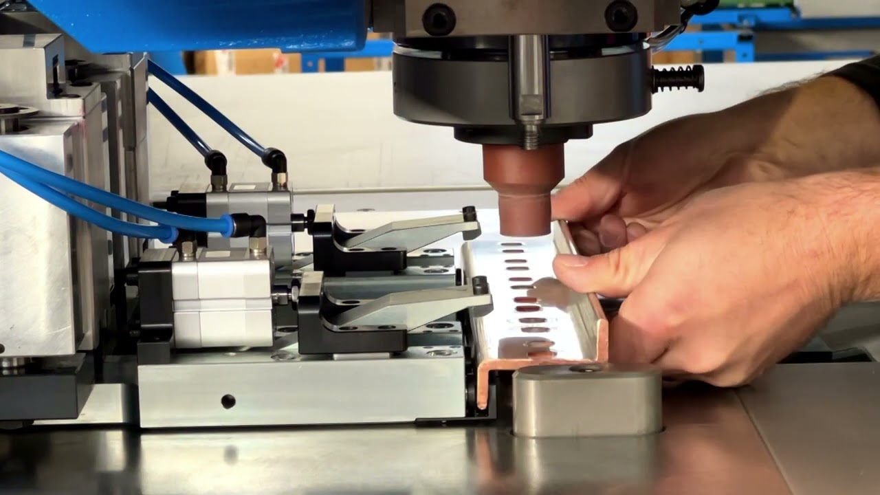 Boschert: Sonderstanzmaschine zum stanzen von Profilen