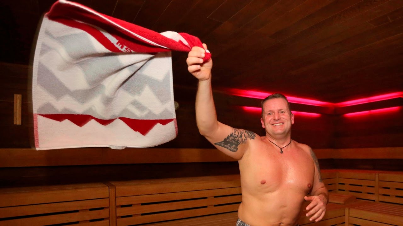 Richtig Wedeln in der Sauna: Meister Udo Mohr macht's vor